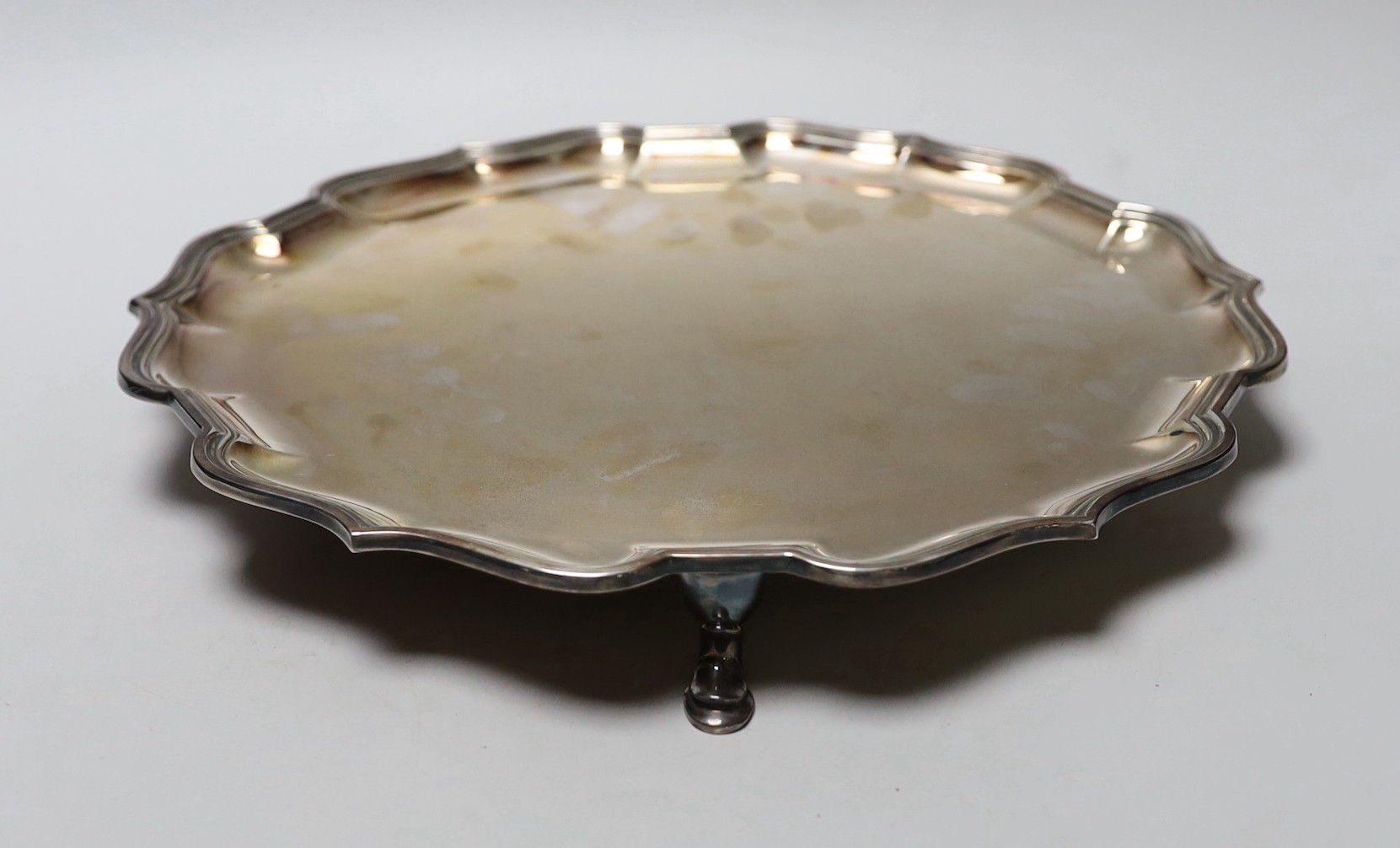 An Elizabeth II silver salver with pie crust border, Mappin & Webb, London, 1985, 31.9cm, 29.6oz.